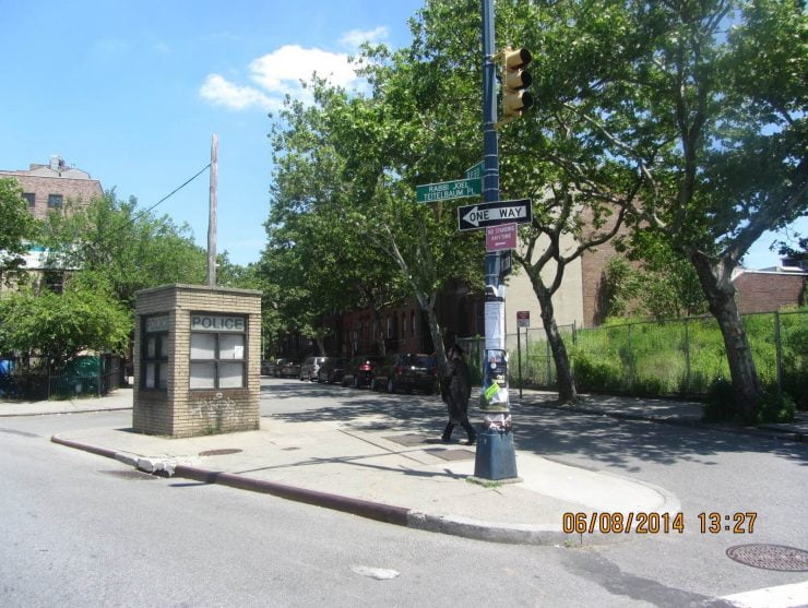 Building series: the odd-looking police booth - Frieda Vizel